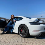 Reporterin im Porsche 718 Cayman GT4