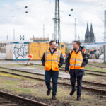 Lukas Klein (li.) und Sebastian Völker kurz vor der Fahrt über Kölns berühmteste Eisenbahnbrücke