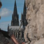 Kletterer an der Hohenzollernbrücke mit Blick auf den Kölner Dom